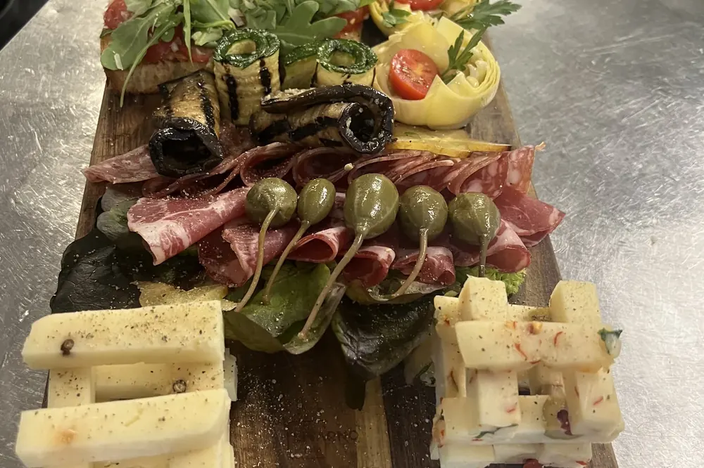 Antipasti-Platte für Catering und Feiern