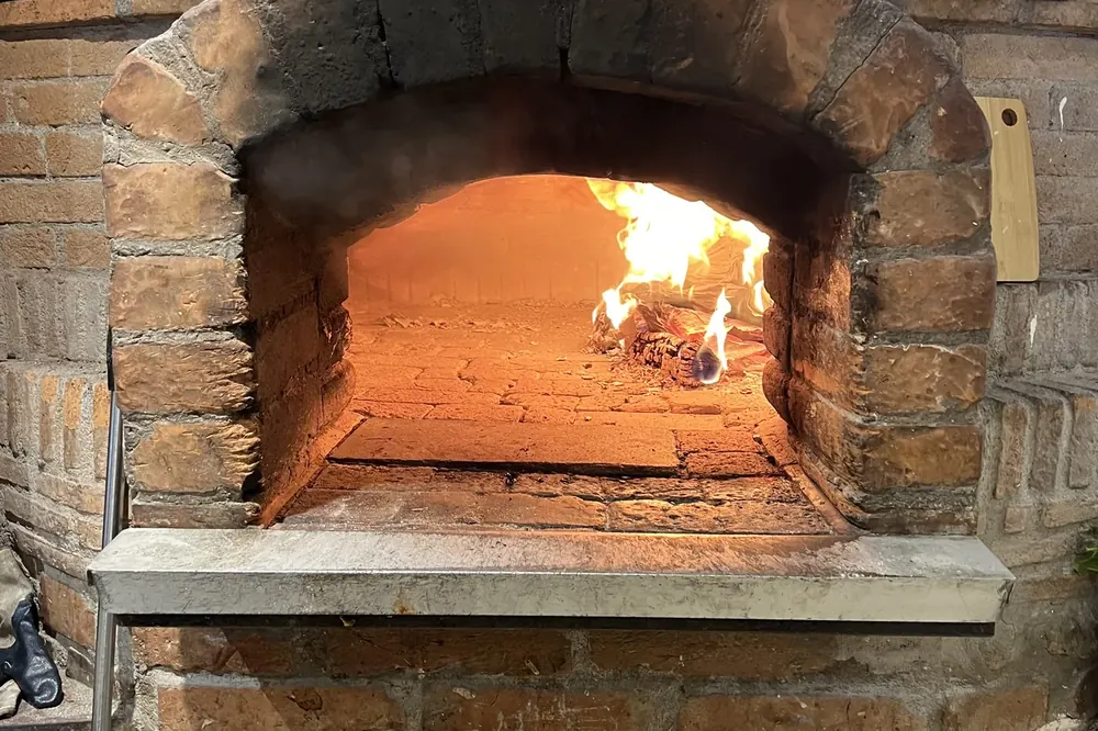 Loderndes Feuer im gemauerten Holzofen