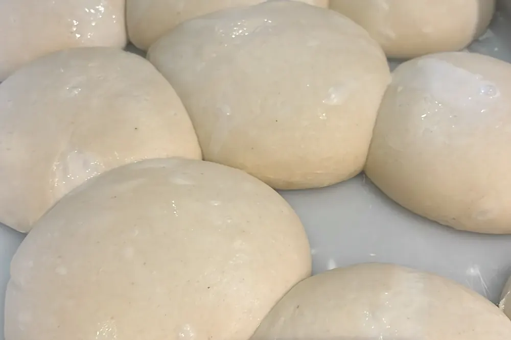 Frische Teigkugeln vor der Verarbeitung
