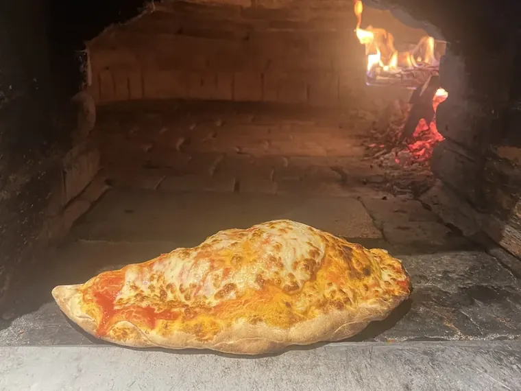Calzone frisch aus dem Holzofen