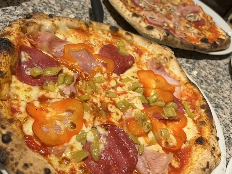 Pizza Capri mit Salami, Schinken, Pilzen, Oliven und Paprika