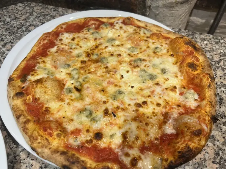 Pizza Quattro Formaggi mit vier Käsesorten