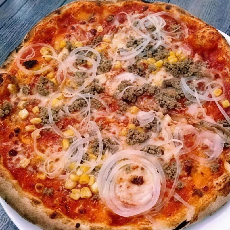 Pizza mit Hackfleisch und Zwiebeln