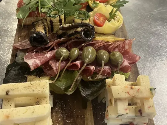 Antipasti-Platte für Catering und Feiern