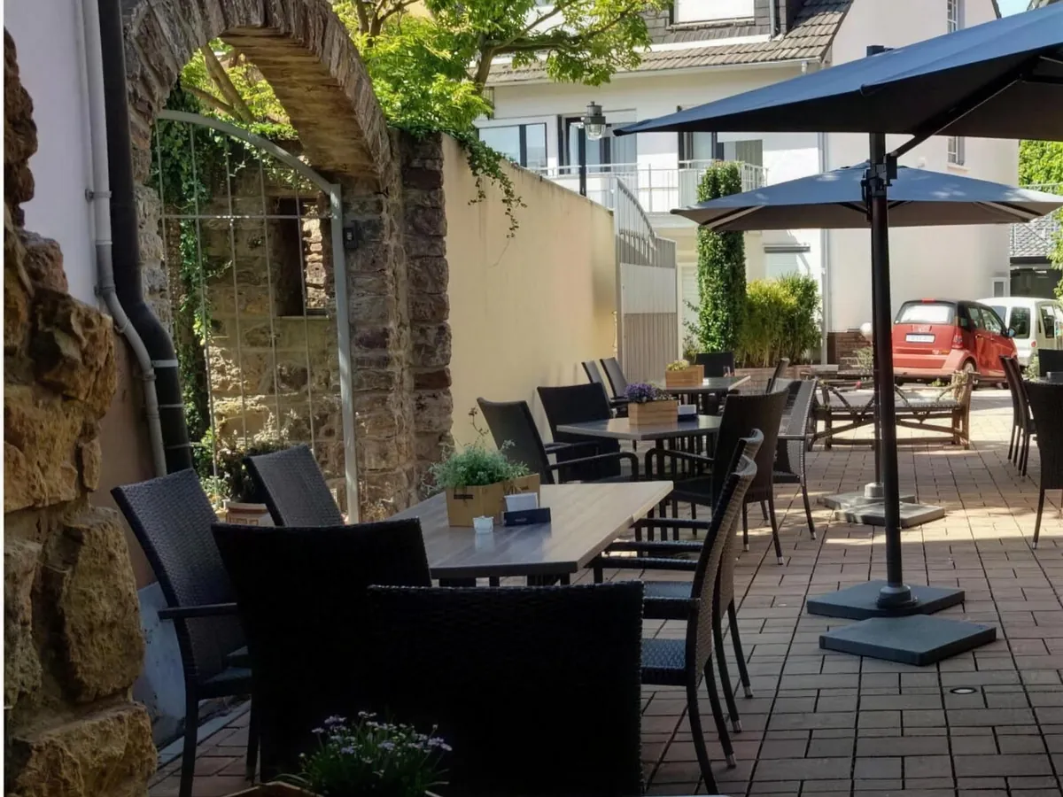 Biergarten mit Sonnenschirmen